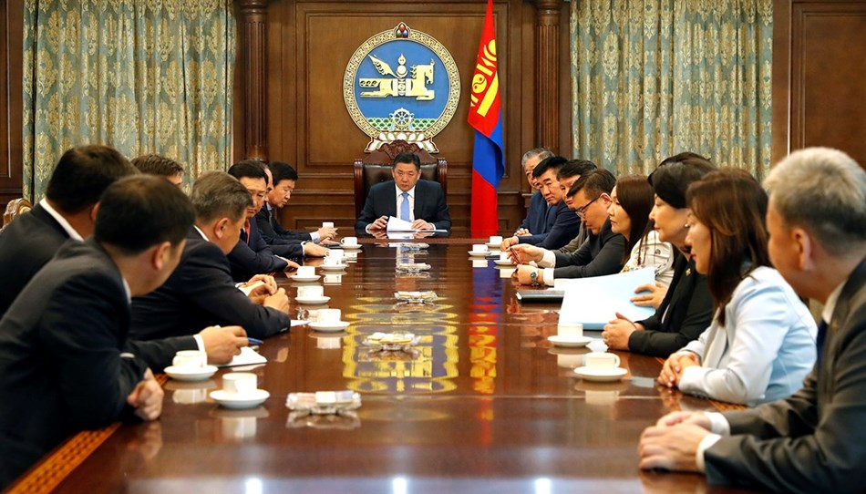 Монгол Улсын Үндсэн хуульд оруулах нэмэлт, өөрчлөлтийн төслийг гардуулав
