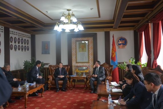 БНХАУ-ын ӨМӨЗО-ны төлөөлөгчид цагдаагийн 10 машин бэлэглэлээ 