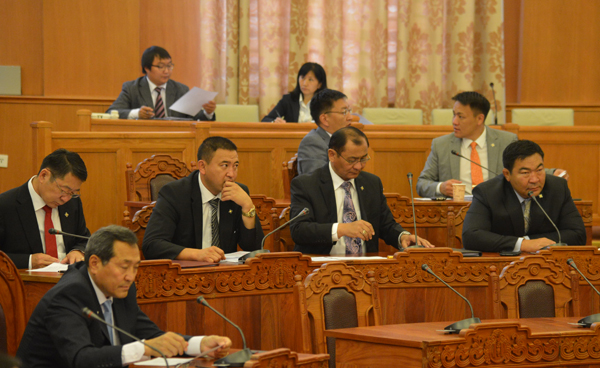Засгийн газрын мөрийн хөтөлбөрийн төслийг анхны хэлэлцүүлэгт шилжүүллээ