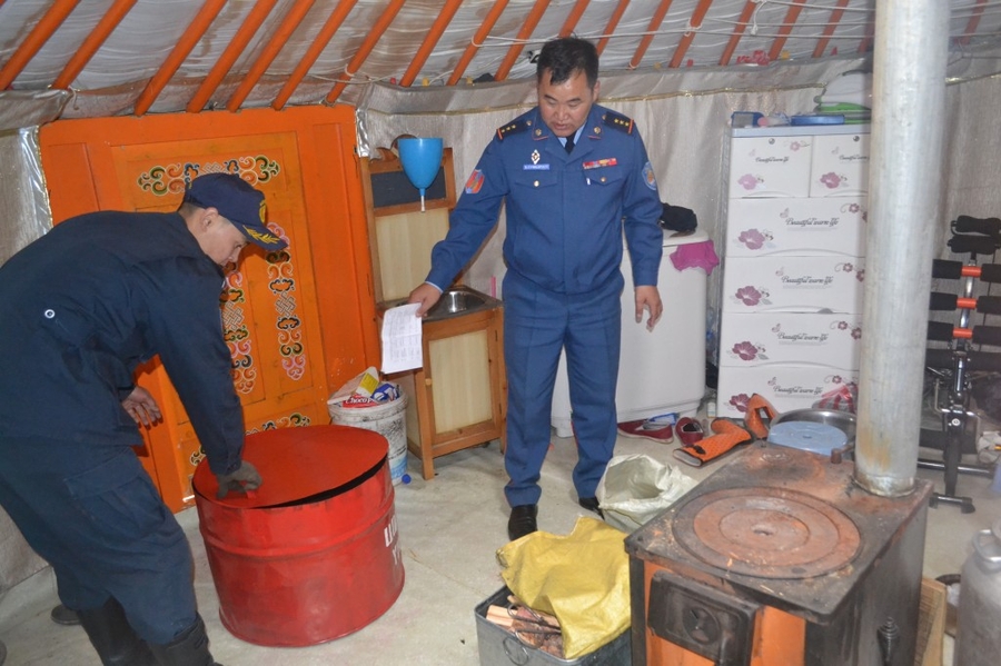 Зорилтот бүлгийн 25 айл үнс, нурам хийх зориулалтын савтай боллоо