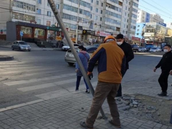 Зөвшөөрөлгүй байрлуулсан реклам сурталчилгааны самбаруудыг буулгаж байна