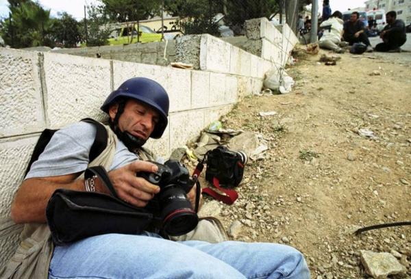 Гэрэл зургийн сэтгүүлчид дайны талбарт