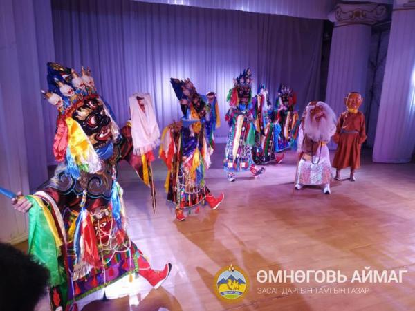 Хөгжимт жүжгийн театрт Гомбо бурхны цамын бүжгийн бүрэн хувцасыг хүлээлгэн өглөө