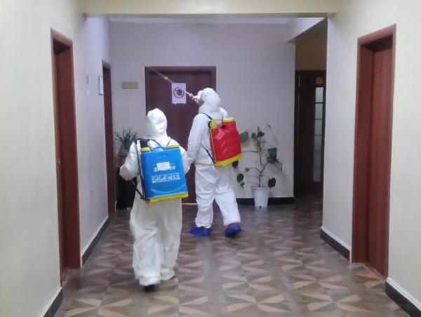 Орон сууцны цахилгаан шатыг ариутгах, халдваргүйжүүлэх ажлыг тогтмол хийж байна