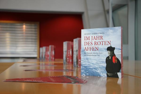 Д.Тэрбишдагвын ном Франкфуртын олон улсын үзэсгэлэн яармагт танилцуулагдлаа