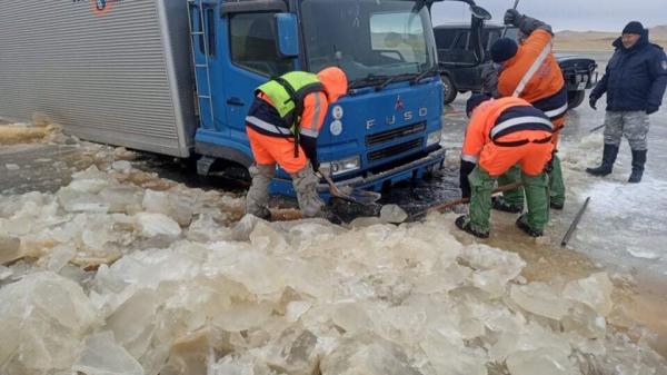 “Дөрөлж” нууранд живсэн шатахуун ачсан автомашиныг татан гаргалаа