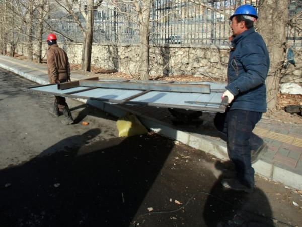 Зохих зөвшөөрөлгүйгээр хашаа, хайс барьсан зөрчлийг арилгахаар ажиллаж байна