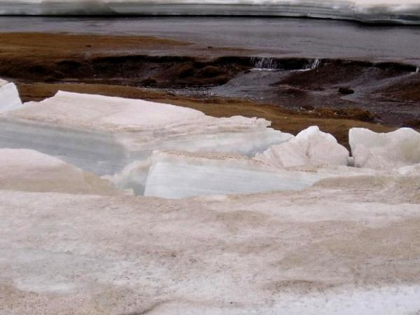 Сэрэмжлүүлэг: Гол мөрөн, нуурын үлдэгдэл мөс улам нимгэрч байна
