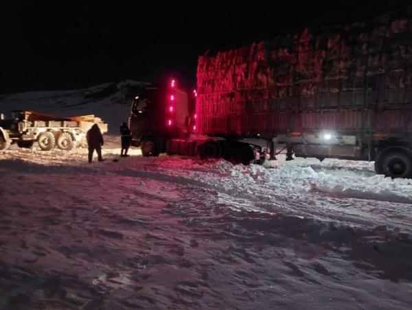 Цасанд боогдсон малчдад тусламж үзүүлж байна