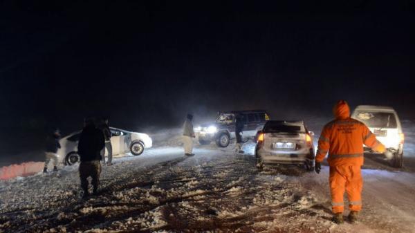 Онцгой бхйдлын алба хаагчид цасанд суусан 17 автомашиныг татан гаргаж, 56 хүний аюулгүй байдлыг хангажээ