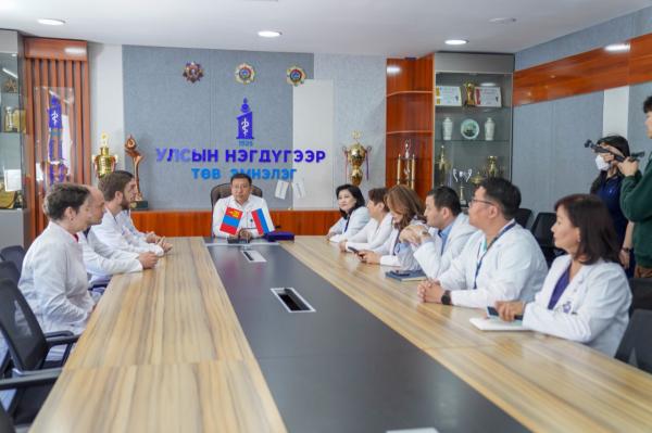 УНТЭ: ОХУ-ын эмч нар элэг шилжүүлэн суулгах чиглэлээр суралцлаа
