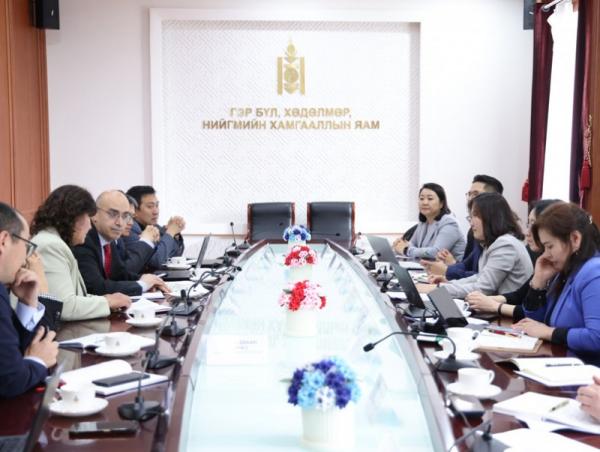 Монгол Улсад хөдөлмөрийн хөлсний доод хэмжээ нэг цагт 4715 төгрөг төгрөг байна