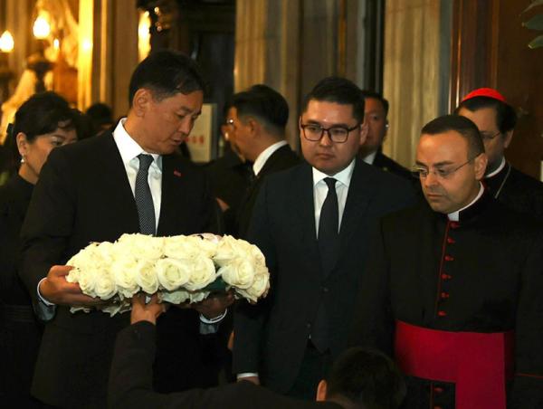 Монгол Улсын Ерөнхийлөгч Пап Францисын гэгээн дурсгалыг хүндэтгэлээ