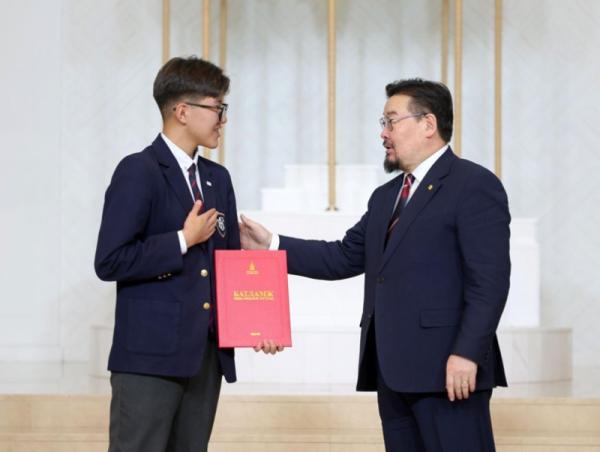 Ерөнхий сайд Г.Занданшатар 2025 оны онцлох хүүхдүүдэд шагнал гардуулж, баяр хүргэлээ