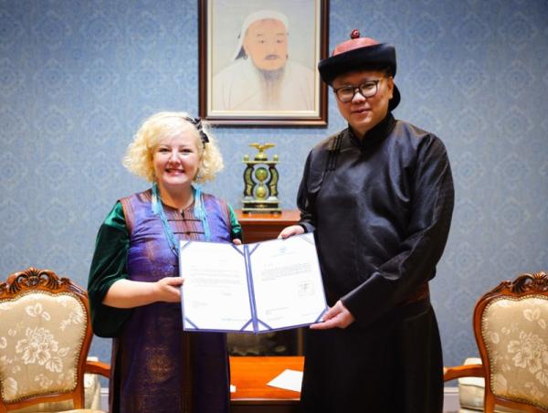 НҮБ-ын Хүүхдийн сангийн суурин төлөөлөгч Беате Дастел итгэмжлэх захидлаа гардуулав