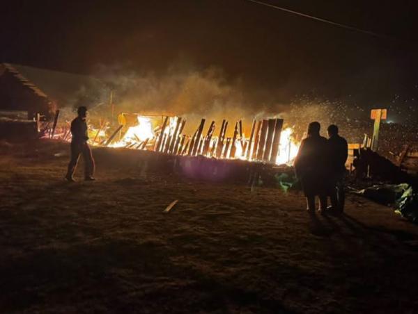 Шатаж байсан гэрээс хоёр иргэнийг гаргаж, амь насыг нь аварчээ