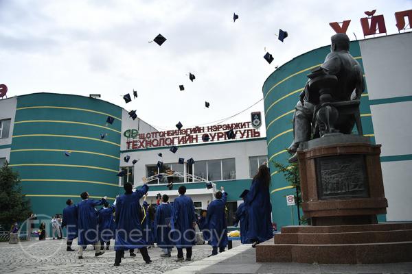 “Эрдэнэт цогцолбор” дээд сургуулийн төгсөгчид дипломоо гардлаа