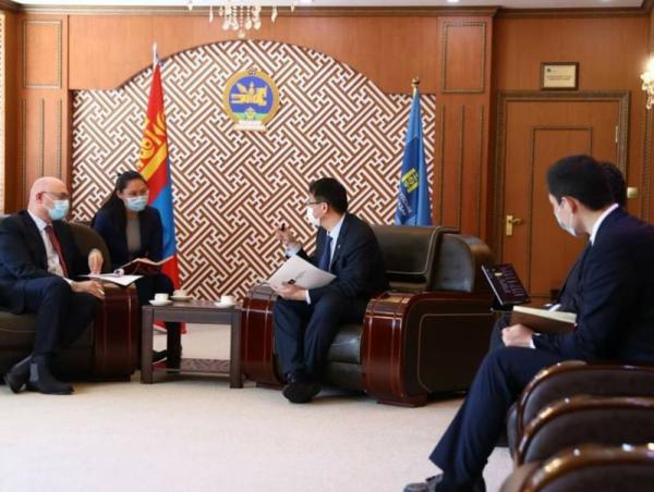 Нарийн мэргэжлийн эмч нарыг Франц улсад докторын хөтөлбөрт хамруулна