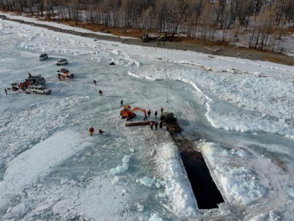 Хөвсгөл нуурт живсэн &ldquo;Зил 131&rdquo; автомашиныг 23 метрийн гүнээс татан гаргалаа