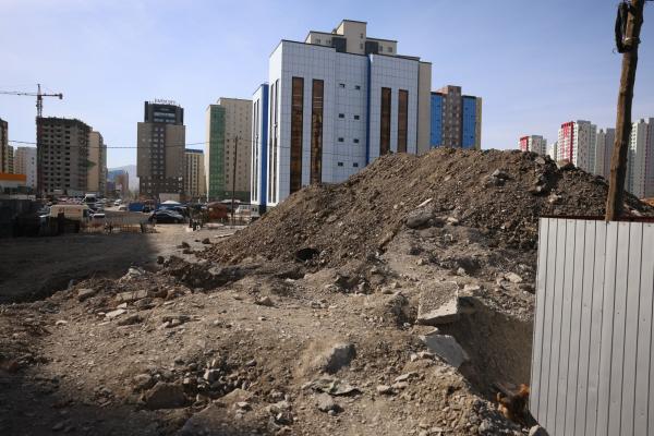 Нийтийн эзэмшлийн талбайд их хэмжээний шороо овоолсон зөрчлийг 10 хоногт арилгуулах мэдэгдэл хүргүүллээ