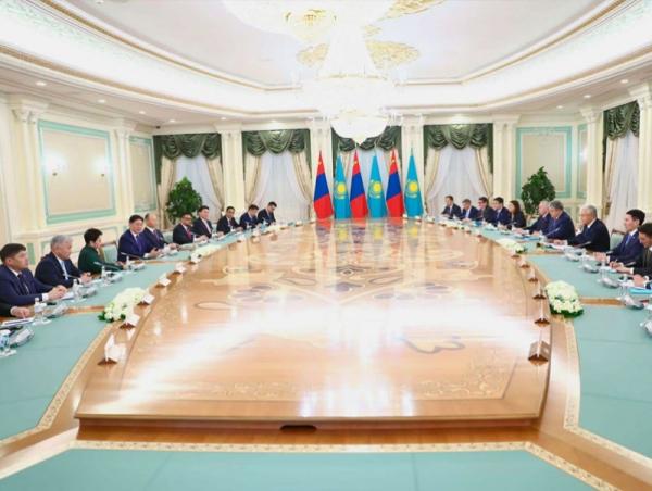 Ерөнхийлөгч У.Хүрэлсүх, К.Токаев нар албан ёсны хэлэлцээ хийлээ